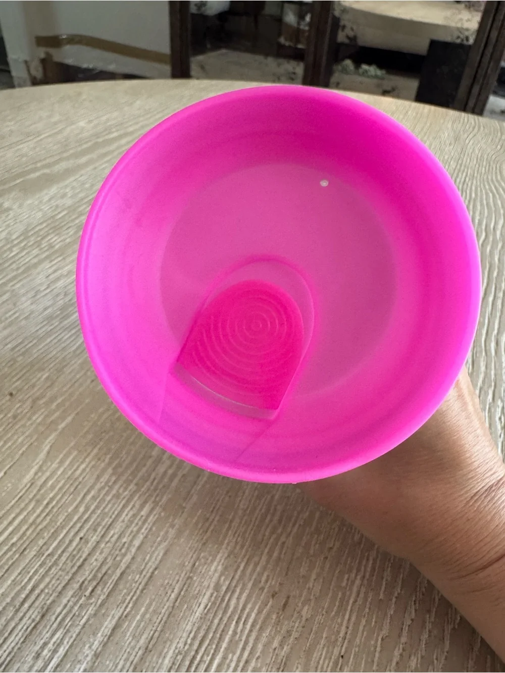 Vino 2 Go travel wine plastic cup with pink lid